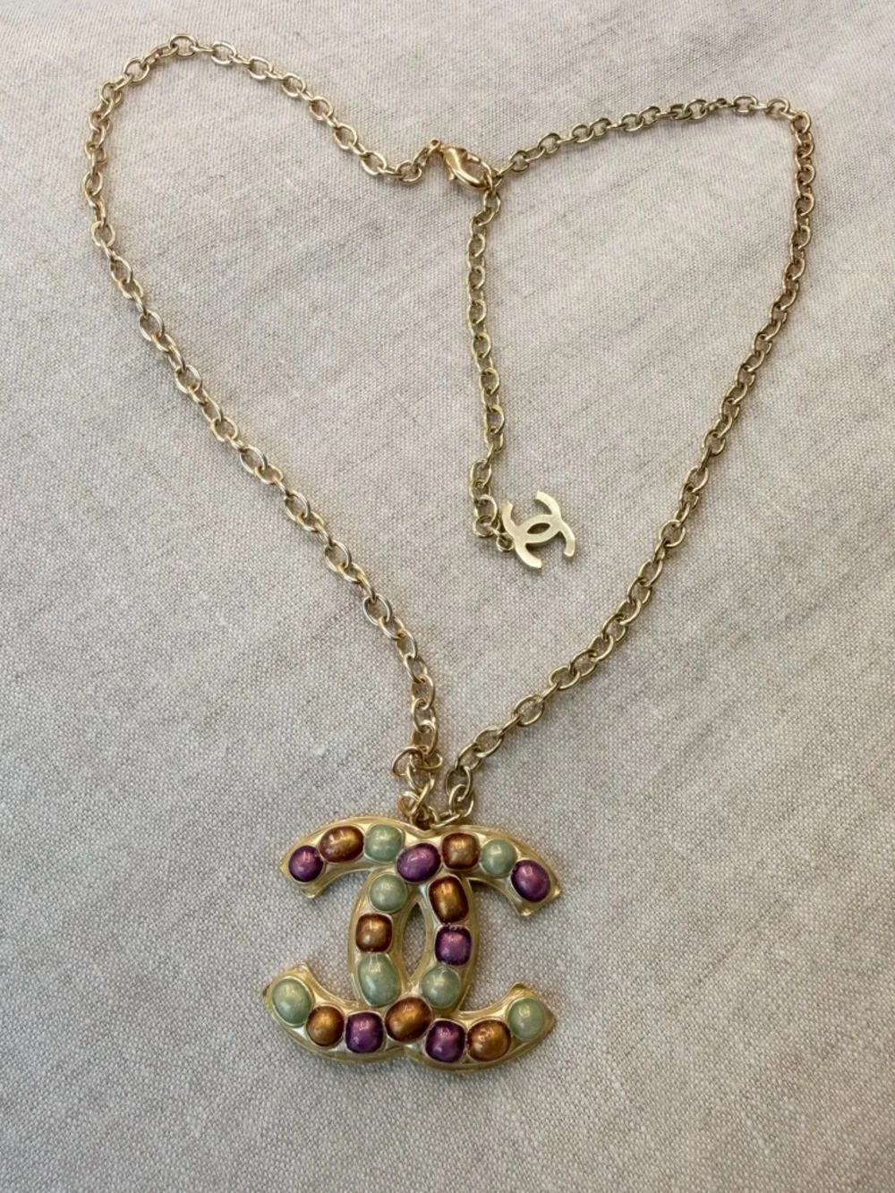 🤎CHANEL Gold-Tone CC Pendant Necklace with Mint, Purple & Bronze Accents✨ - Picture 3 of 11
